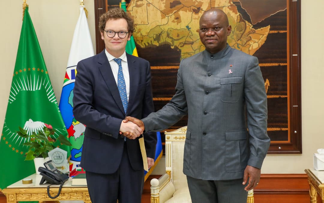 Le Chef de l'État OLIGUI NGUEMA s'entretient avec le Haut Commissaire britannique au Gabon