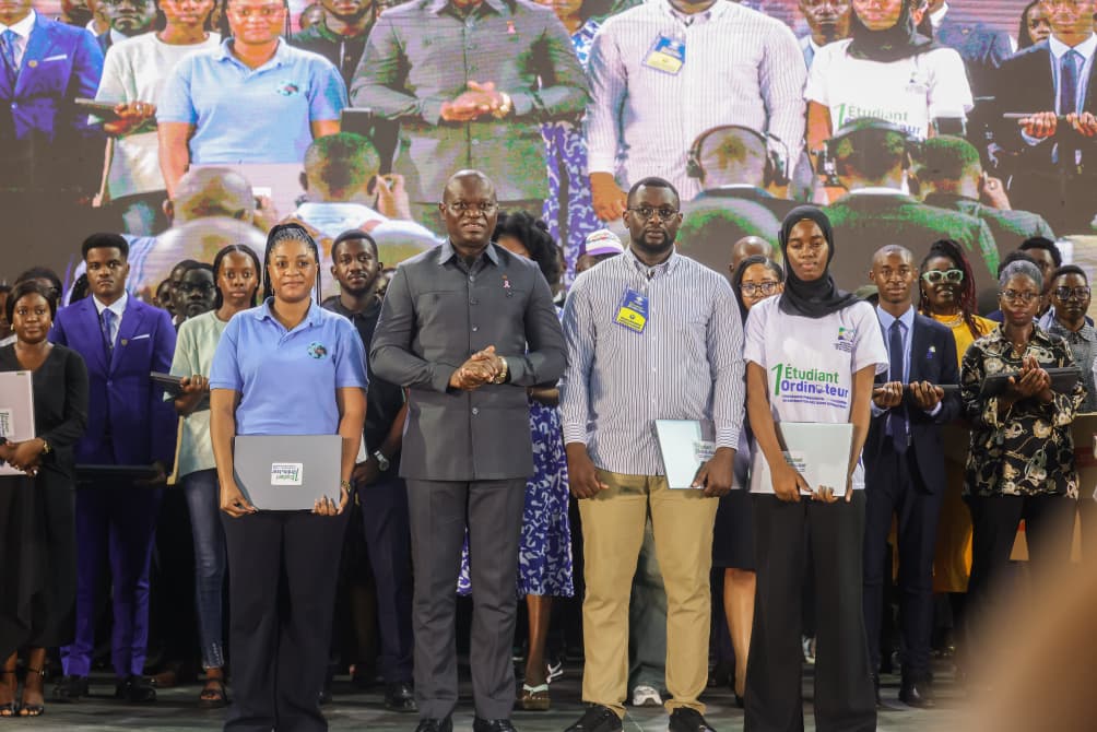Le Chef de l'État OLIGUI NGUEMA préside la cérémonie du lancement du programme " 1 étudiant 1 ordinateur "
